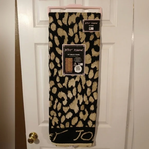 Betsey Johnson NWT Leopard 6ft Beach Towel - Picture 1 of 3